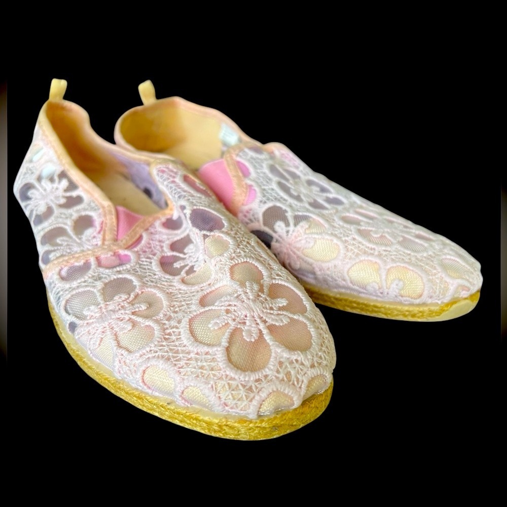Lola ladies, pink lace, ballet, slip on flats good condition size 9